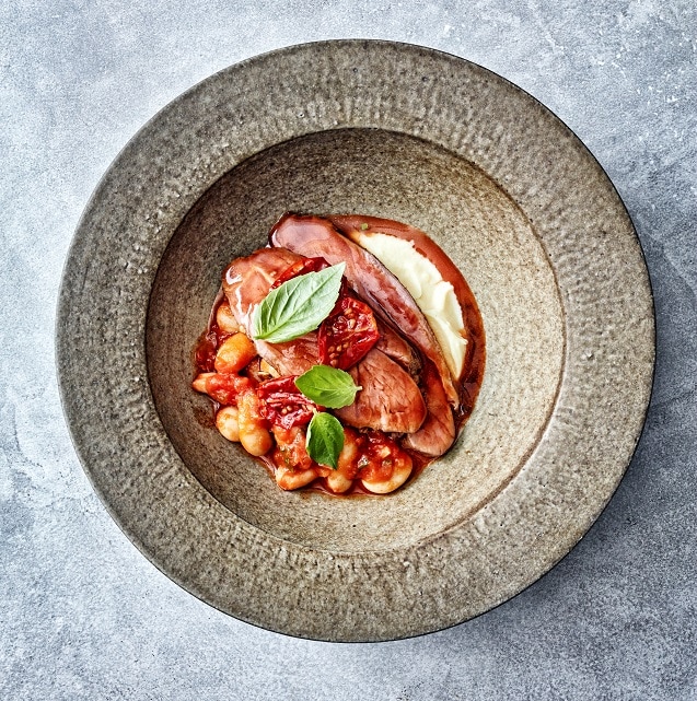 Lamsbout met witte bonen in tomatensaus